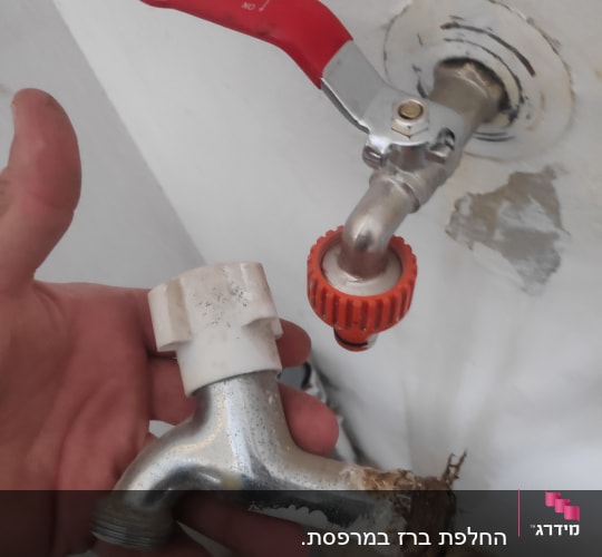 ברז מתכת מנותק עם ידית אדומה ותפוסה חלודה